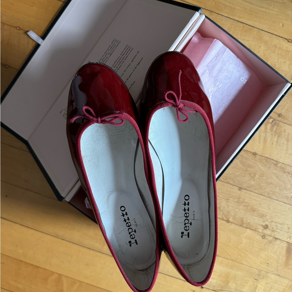 Repetto ballerina flat in a patent leather dark red. Beautiful shoe! Size 37.5.
